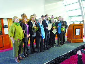 Sabine Stoff-Isenberg (zweite von rechts) zusammen mit den anderen Preisträgern bei der Verleihung des Bürgerpreises Hamburg Mitte.  Foto: pr
