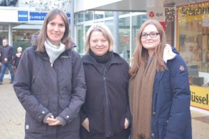 Die Quartiersentwicklerinnen Vanessa Steenwarber, Rixa Gohde-Ahrens und Alina Dukardt freuen sich auf viele Besucher beim 1. Neuwiedenthaler Adventsmarkt. Foto: mk