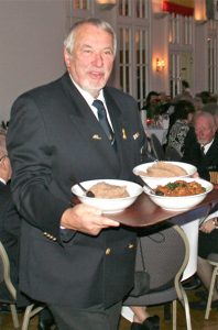Dierk Eisenschmidt servierte den Ballgästen Labskaus und Bigos