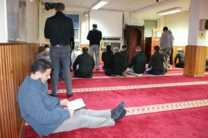 Gläubige während des Gebets in der El Iman Moschee