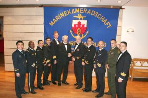 Michael Pahlke und der polnische Konsul Piotr Golema (mi.) begrüßten zahlreiche Gäste vom Lehrgang der Führungsakademie 