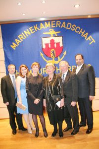 Unter den Ballgästen waren (v.l.) auch Marko Neuwirth, Swetlana Sauer, Herlind Gundelach, Helga und Karl-Heinz Stöver sowie Torsten Wulff 
