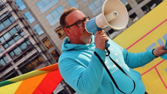 JuLis -Gerade erst wurden in Baden-Württemberg mehrere Bußgelder erlassen weil Schüler an Fridays-for-Future-Demonstrationen teilgenommen haben. „Als Junge Liberale Hamburg lehnen wir solche Maßnahmen entschieden ab: Bürgerrechte gelten auch für Schülerinnen und SchülerÒ sagte der Landesvorsitzenden Carl Cevin-Key Coste (22) aus Harburg.