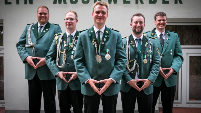 Haben erfolgreich durch das vergangenen Schützenjahr geführt: v.l.n.r.: Marc Jans Christian Plastwich (Vorstand) Finn Schneider (König) Christopher Durkowiak (Vorstand) Markus Busch (Ex-König). Foto: ein