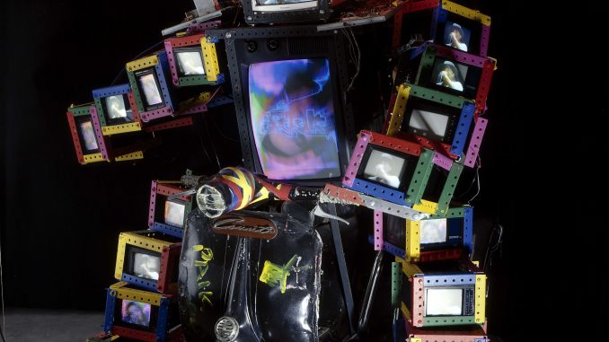 Copyright: © Estate of Nam June Paik -Nam June Paik Videoscooter 1994 Motorroller 20 TV-Sets unterschiedlicher Größer182 x 1956 x 1956 cm