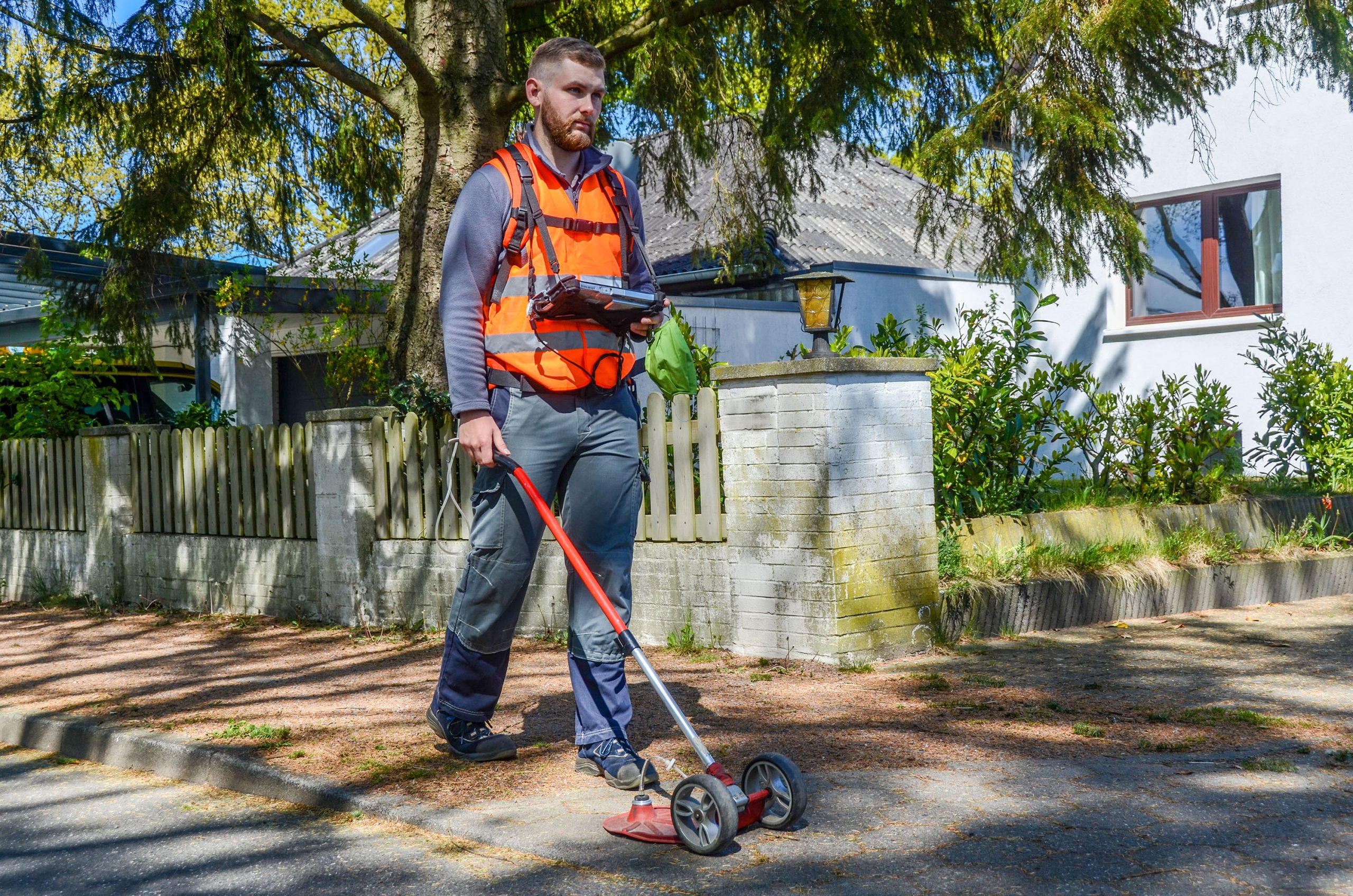 Gasnetz Hamburg -Gasspürer im Einsatz: Eine Gesichtsmaske ist stets griffbereit um bei Auskünften Anwohner und sich selbst zu schützen