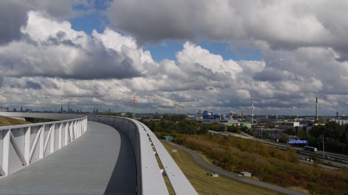 Ab Dienstag kann man wieder auf dem 900 Meter langen Horizontweg in 40 Metern Höhe einen spektakulären Ausblick über Hamburg genießen Foto: SRH