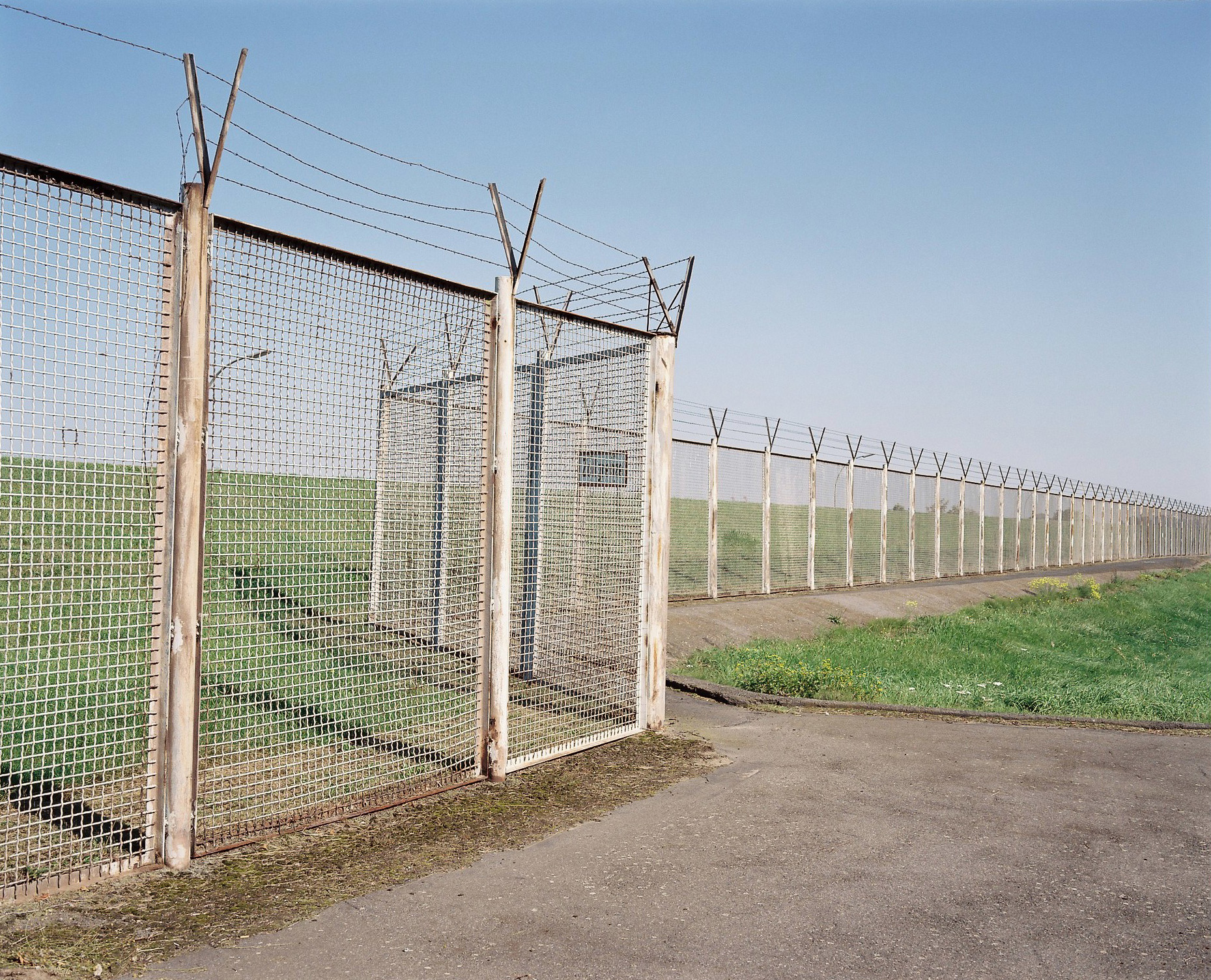 Im Januar 2013 wurde der Zollzaun an der Harburger Chaussee/Spreehafen abgerissen ein kleiner Teil ist als Denkmal stehen geblieben. Nun gibt es ein Platzproblem. Foto: ein