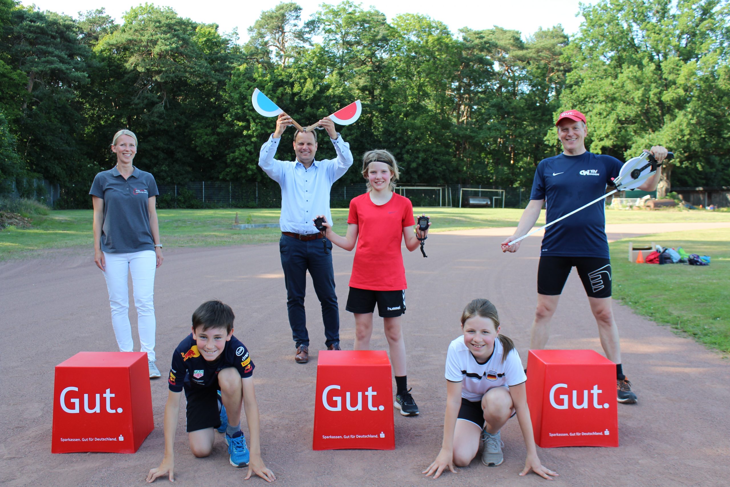 Sparkasse Harburg-Buxtehude -Jörn Stolle von der Sparkasse Harburg-Buxtehude (Bildmitte) übergab die neuen Sportgeräte gemeinsam mit Annika Sander vom KSB Harburg-Land an Klaus Heinsohn und seine Schützlinge Paul Mina und Laura Sophie (von links)