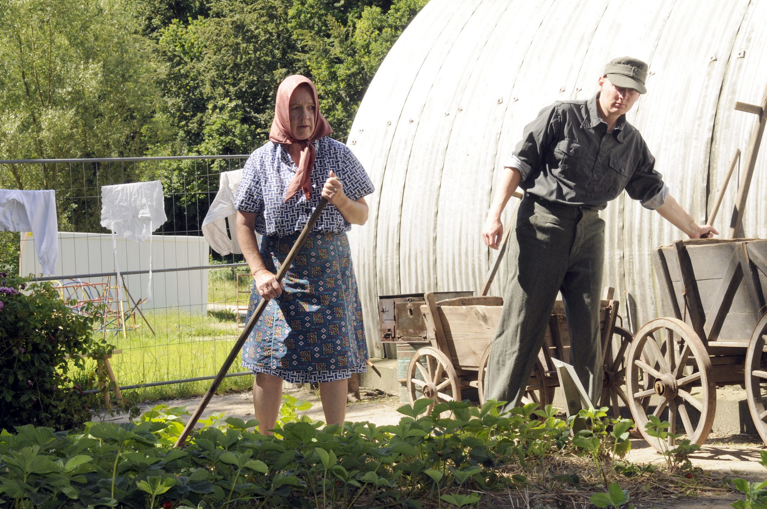 FLMK -Ausgebombte Vertriebene und Flüchtlinge bewirtschafteten nach 1945 kleine Parzellen neben den Nissenhütten in denen sie Unterkunft gefunden hatten
