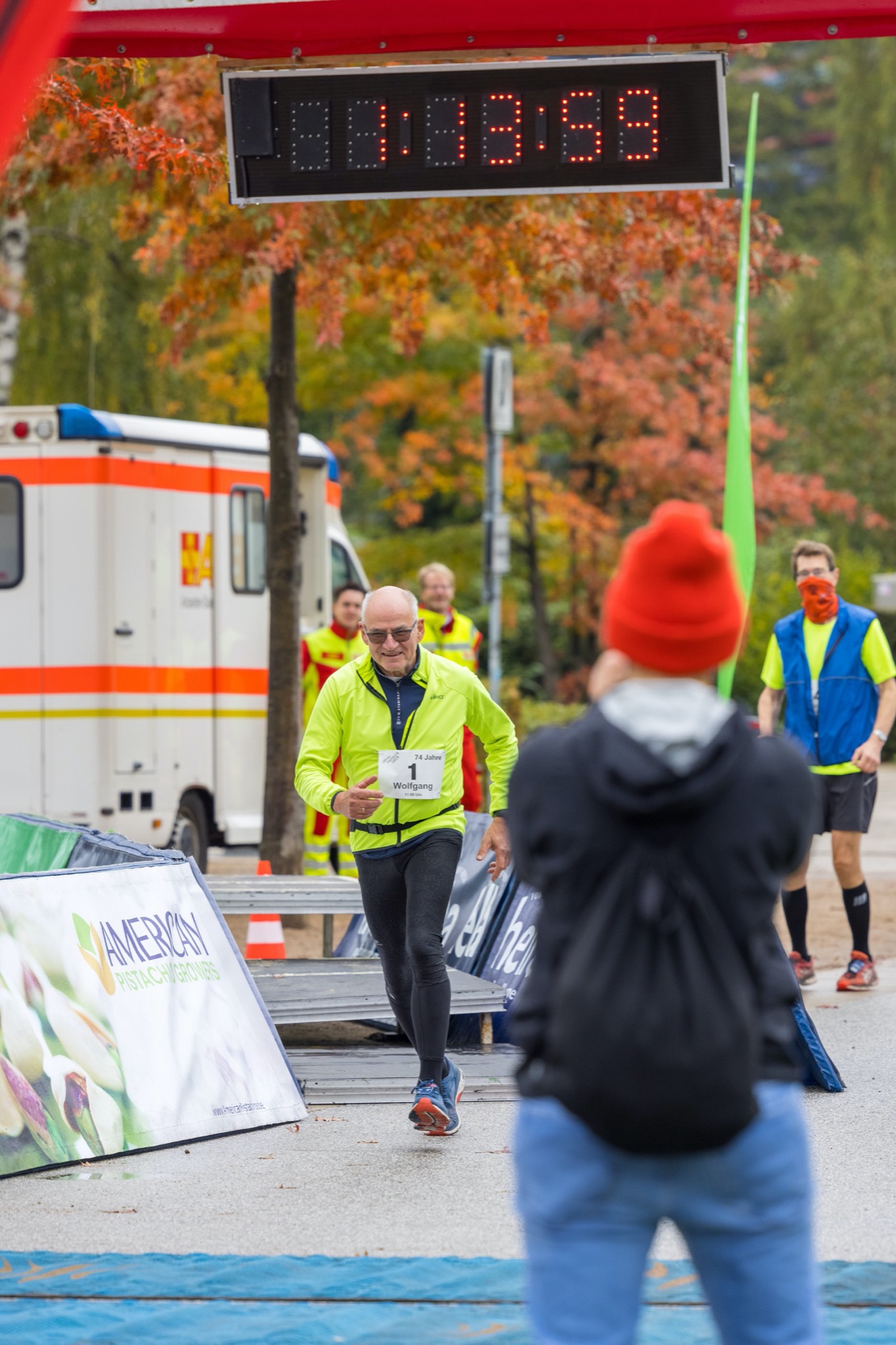 Wolfgang Seyd durfte mit 74 Jahren als ältester Teilnehmer des 10kap im Wilhelmsburger Inselpark den Lauf starten Foto: Michael Strokosch