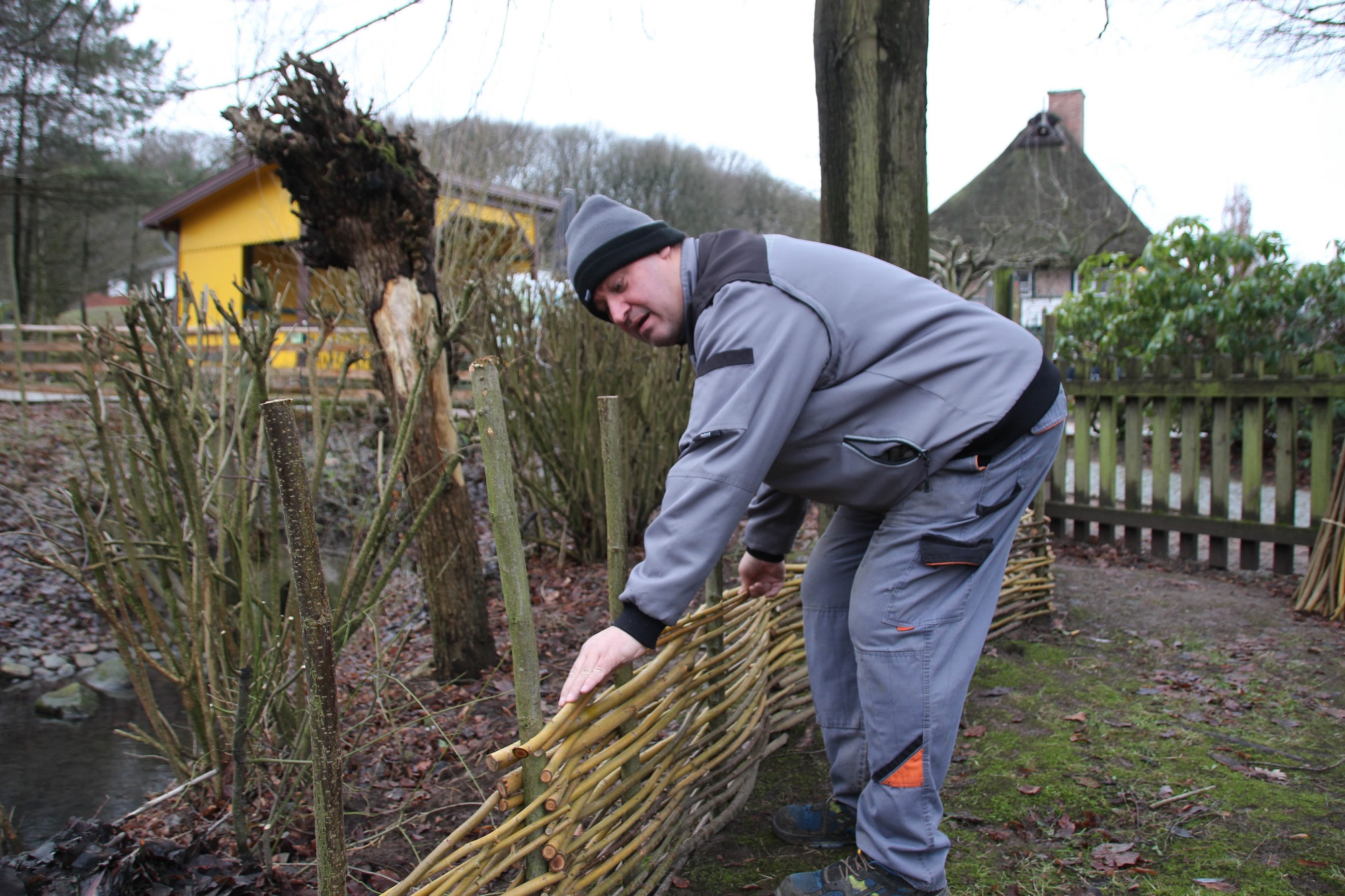 FLMK -Museumsmitarbeiter gestalten das Ufer des Gänseteichs neu