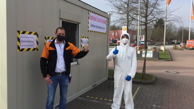 mk -Der stellvertretende OBI-Marktleiter Neugraben Axel Schönrock (l.) und der Mitarbeiter von Corona Express Christo Terkiz vor dem Corona-Schnelltest-Container