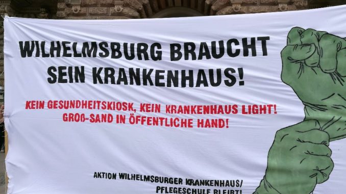 Bei einer Demonstration vor dem Hamburger Rathaus forderten die Teilnehmer neben einer besseren Pflege auch den Erhalt des Wilhelmsburger Krankenhauses Groß-Sand Foto: ein