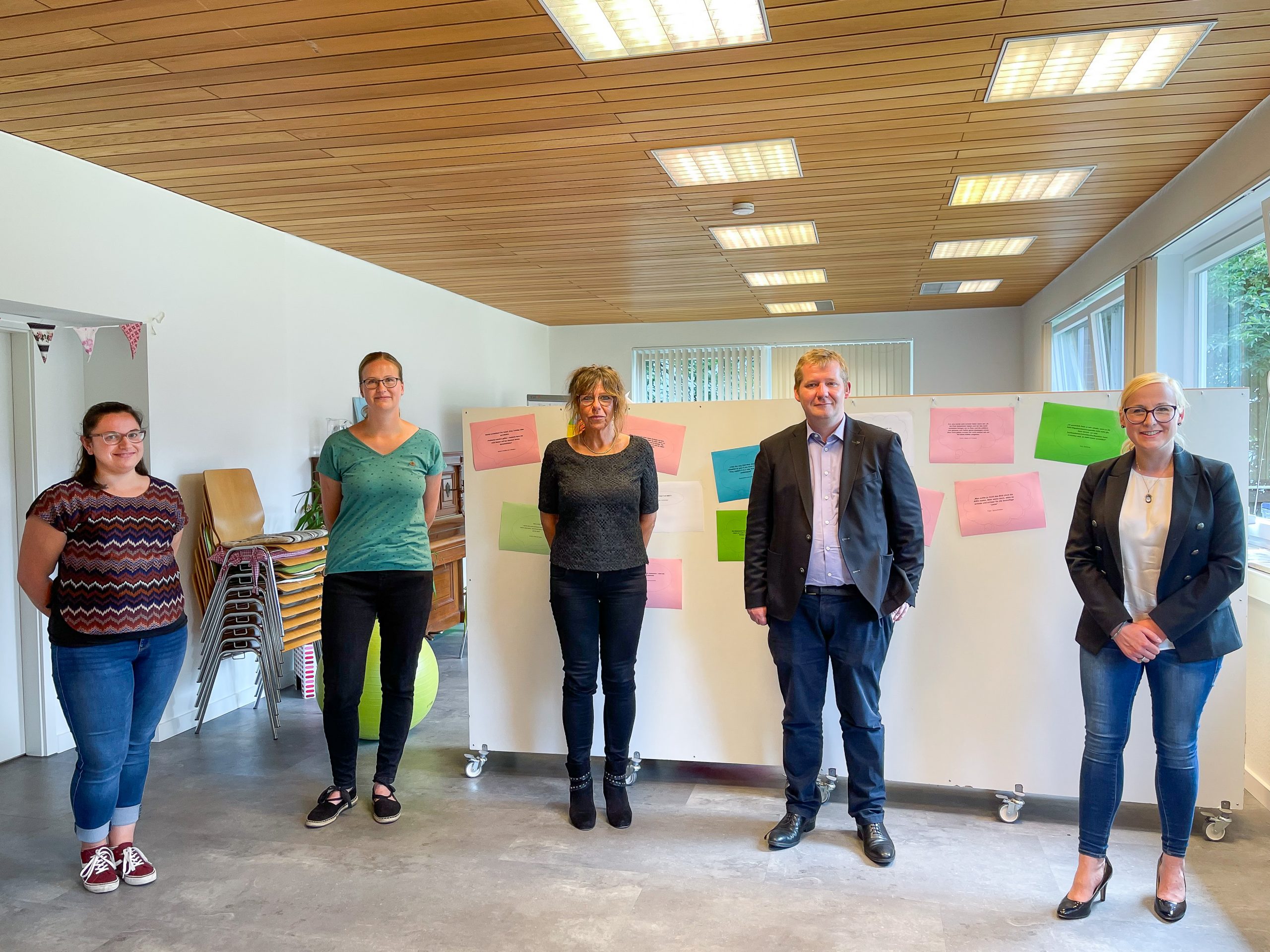 AWO -Sarah MacKenzie-Ceman Maike Bajaa (Mitarbeiterinnen der AWO-Migrationsberatung) Anna Vaccaro-Jäger (Geschäftsführerin AWO-Kreisverband Harburg-Land) Nino Ruschmeyer (FDP) und Naja Weippert (Grüne) (v.l.n.r.) tauschten ihre Erfahrungen aus