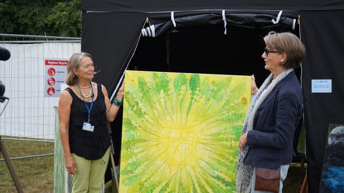 Foto: Sabine Schnell -Antje Gerdts (li.) stellt der Küntstler-Kollegin Petra Hagedorn eine ihrer ausgestellten Arbeiten vor