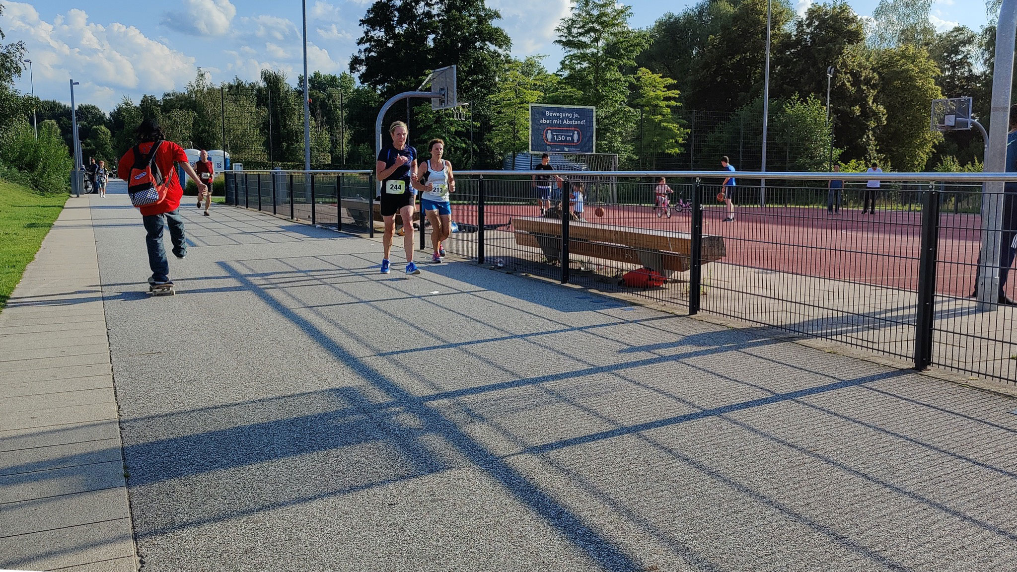 250 Läuferinnen und Läufer nahmen am 9. Inselparklauf durch den Wilhelmsburger Inselpark teil der unter anderem durch die Welt der Bewegung führte Foto: BMS
