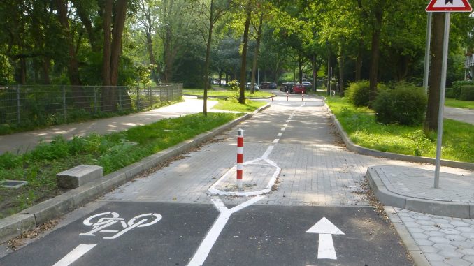 „Bezirksamt HarburgÒ -Die Piktogramme sind eindeutig: Fahrradfahrer haben hier Vorrang