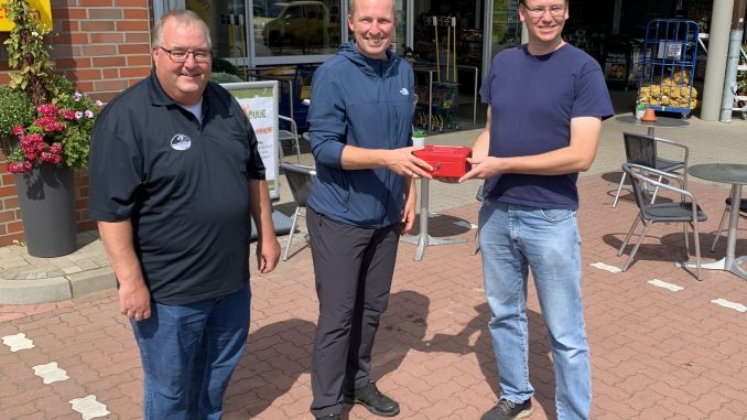 ein -Matthias Groth und Tobias Handtke (v.l.n.r.) überreichten Christian Fabig die 1400 Euro.