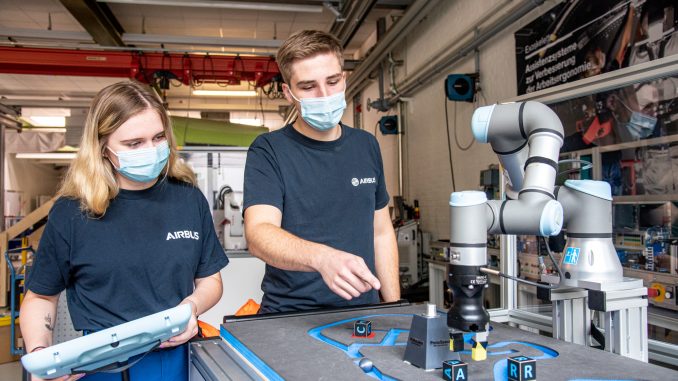 airbus -Airbus-Auszubildende machen sich im Trainingszentrum am Standort Hamburg mit den Grundlagen der Robotik vertraut.
