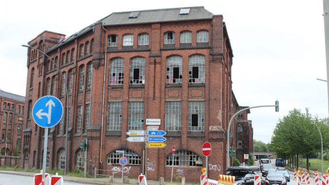 Stiftung Denkmalpflege Hamburg -In Harburg führt die Fahrradtour auch zur Ehemaligen New York Hamburger Gummi Waaren Campagnie im Binnenhafen