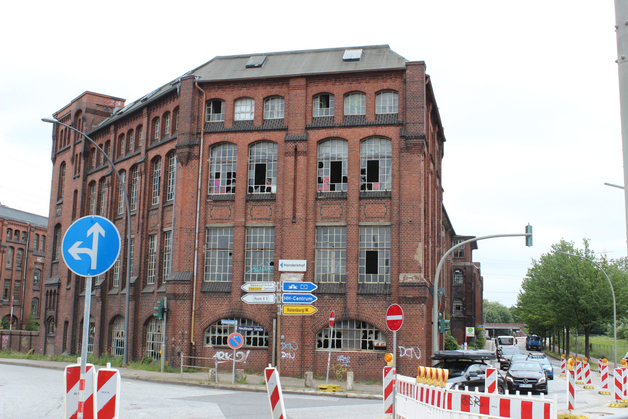 Stiftung Denkmalpflege Hamburg -In Harburg führt die Fahrradtour auch zur Ehemaligen New York Hamburger Gummi Waaren Campagnie im Binnenhafen