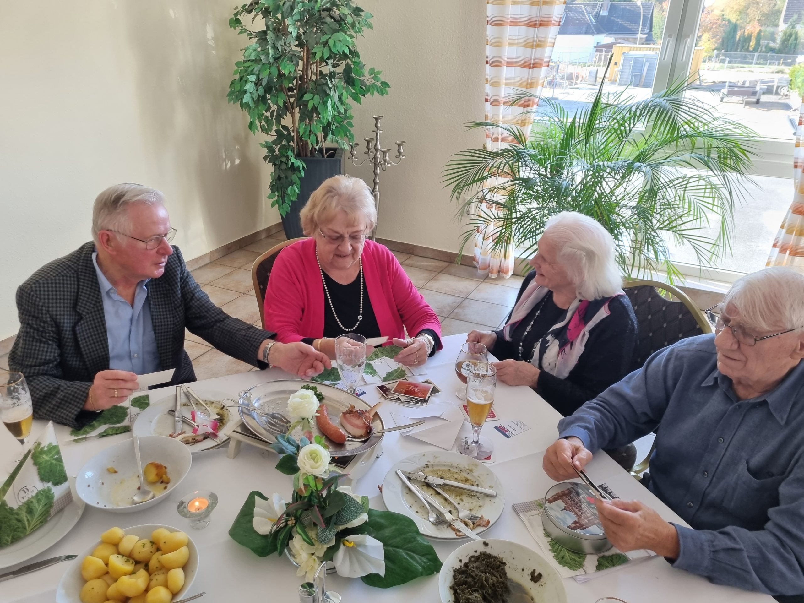 Sie eint die Liebe zur Veddel entstanden sind daraus Freundschaften wie bei Klaus-Dieter und Rosemarie Emme (links) und Christel und Uwe Fiedler