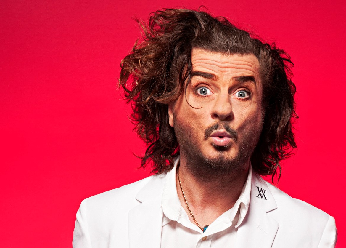 Foto: ein -Kay Ray endlich wieder im Rieckhof zu Gast; er unterhält sein Publikum mit bissigem Witz und bezauberndem Gesang.