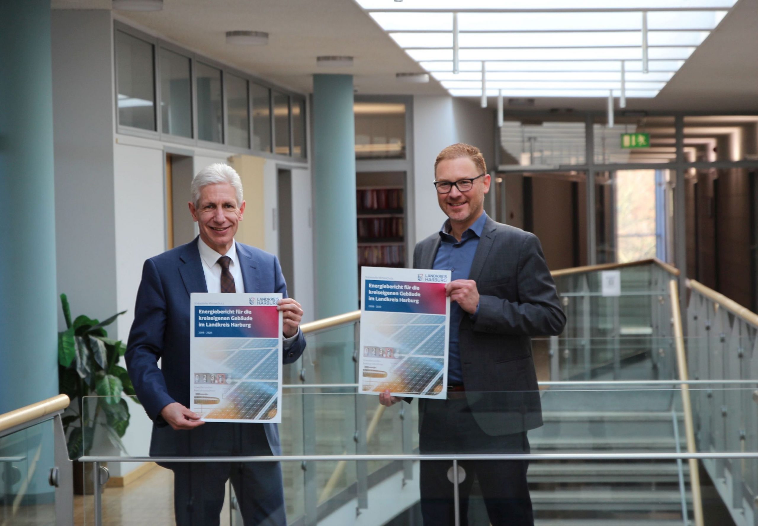 Landkreis Harburg -Der Energiebericht des Landkreises Harburg bildet eine fundierte Grundlage für Neubau- und Sanierungsprojekte auf dem Weg zur Klimaneutralität 2040 sind Landrat Rainer Rempe (l.) und Klimaschutzmanager Oliver Waltenrath überzeugt.