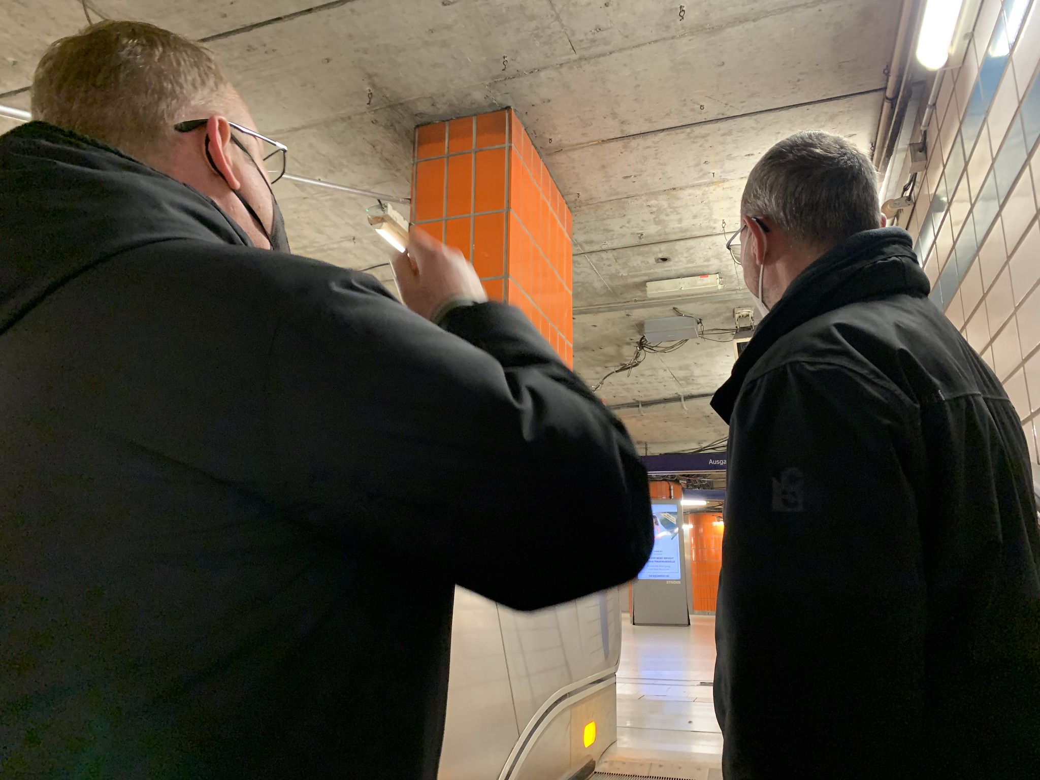 Foto: SPD -Fehlende Deckenverkleidung und …