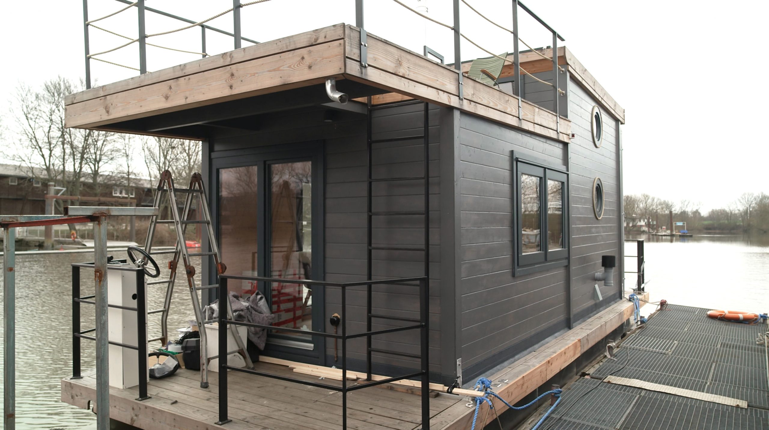 Foto:NDR -Tiny Hausboot mit Steuerstand zum Fahren