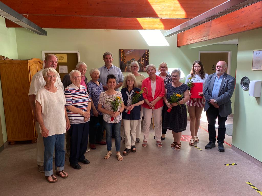 SPD-NF -Vorn von links: Heike Capell Karin Schultz Ifagat Gümüs Sigrid Waschull Erika Weinrich Kerstin Böhm Natalia Sahling Arend Wiese. Hinten von links: Hans- Ullrich Müller Werner Weinrich Hannelore Szaroletta Metin Hakverdi Sylvia Mittelstaedt Beate Pohlmann