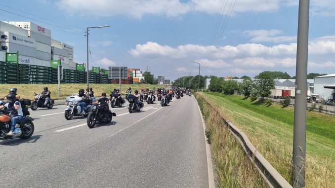 In einer langen Parade fuhren rund 4.000 Biker am vergangenen Sonntag über die Elbinsel und begeisterten viele Schaulustige Foto: au