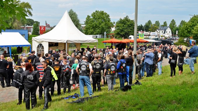 gd -Biker und Nicht-Biker man trifft sich beim Charity-Ride zum Fachsimpeln um zu spenden und neue Freunde kennenzulernen