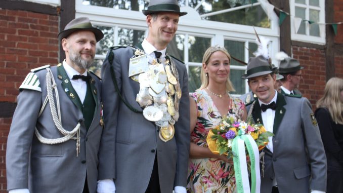 Foto: pm -König Michael Karstens mit seiner Königin Ivonne und den beiden Adjutanten Kai Jobmann (li.) und Carsten Exner