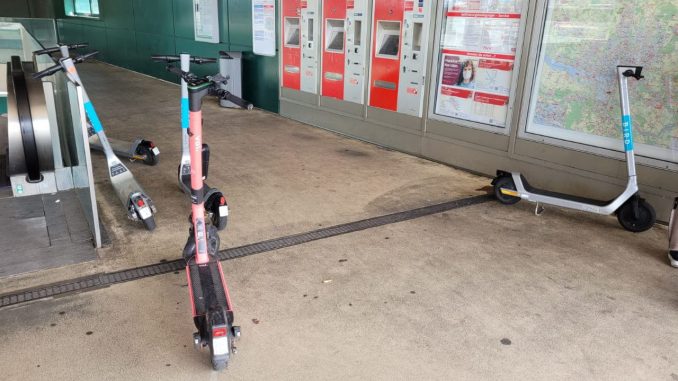 Achtlos abgestellte E-Scooter vor dem Ticket-Automaten an der S-Bahn Wilhelmsburg werden zur Stolpergefahr für S-Bahn-Reisende Foto: N.Kahnwald