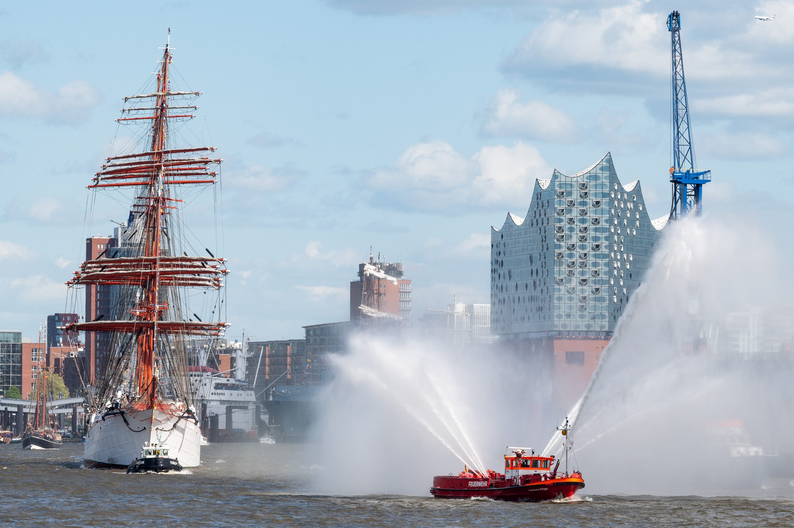 Copyright: Hamburg Messe und Congress / Romanus Fuhrmann -Wasser von oben und von unten: Das nasse Element ist sofern es sich nicht um Regen handelt das A & O des Hafengeburtstags