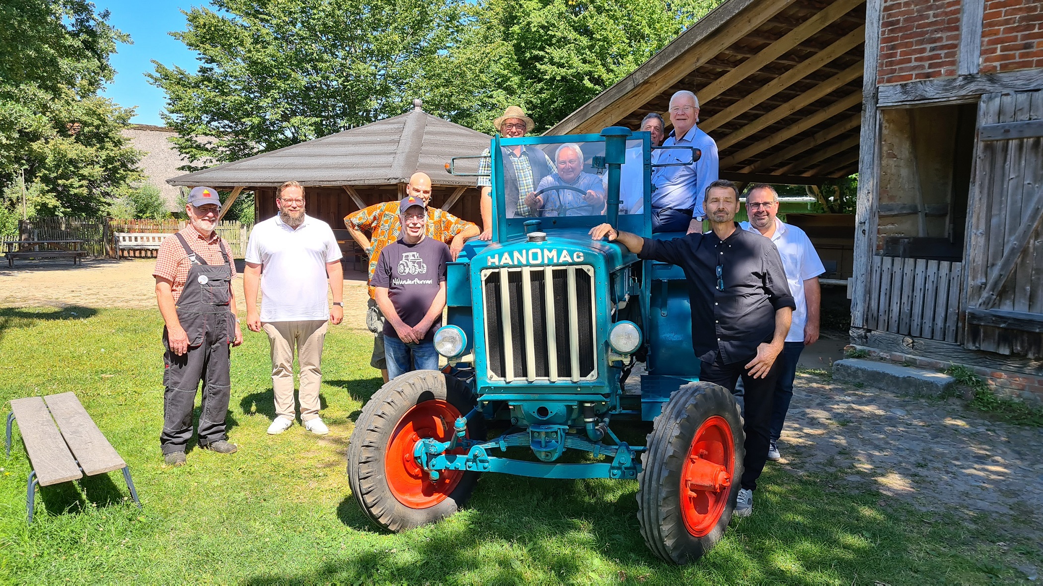Foto: FLMK -Landespolitiker stellen Rehwinkel-Schlepper am Kiekeberg vor ± (v.l.) Ulli Schmidt Technik-AG; Stefan Zimmermann Museumsdirektor Stiftung Freilichtmuseum am Kiekeberg; Friedrich Köster Technik-AG (vorn); Gert Rehwinkel Enkel des Erstbesitzers Edmund Rehwinkel; Frank Oesterhelweg MdL Vizepräsident des Niedersächsischen Landtages; Heiner Schönecke MdL Vorsitzender des Fördervereins des Freilichtmuseums am Kiekeberg; Helmut Dammann-Tamke stellv. Fraktionsvorsitzender der CDU-Landtagsfraktion und Sprecher für Landwirtschaft; Bernd Busemann Vizepräsident des Niedersächsischen Landtages; Jürgen Petersen Geber des Schleppers; Jan Bauer Landtagskandidat der CDU