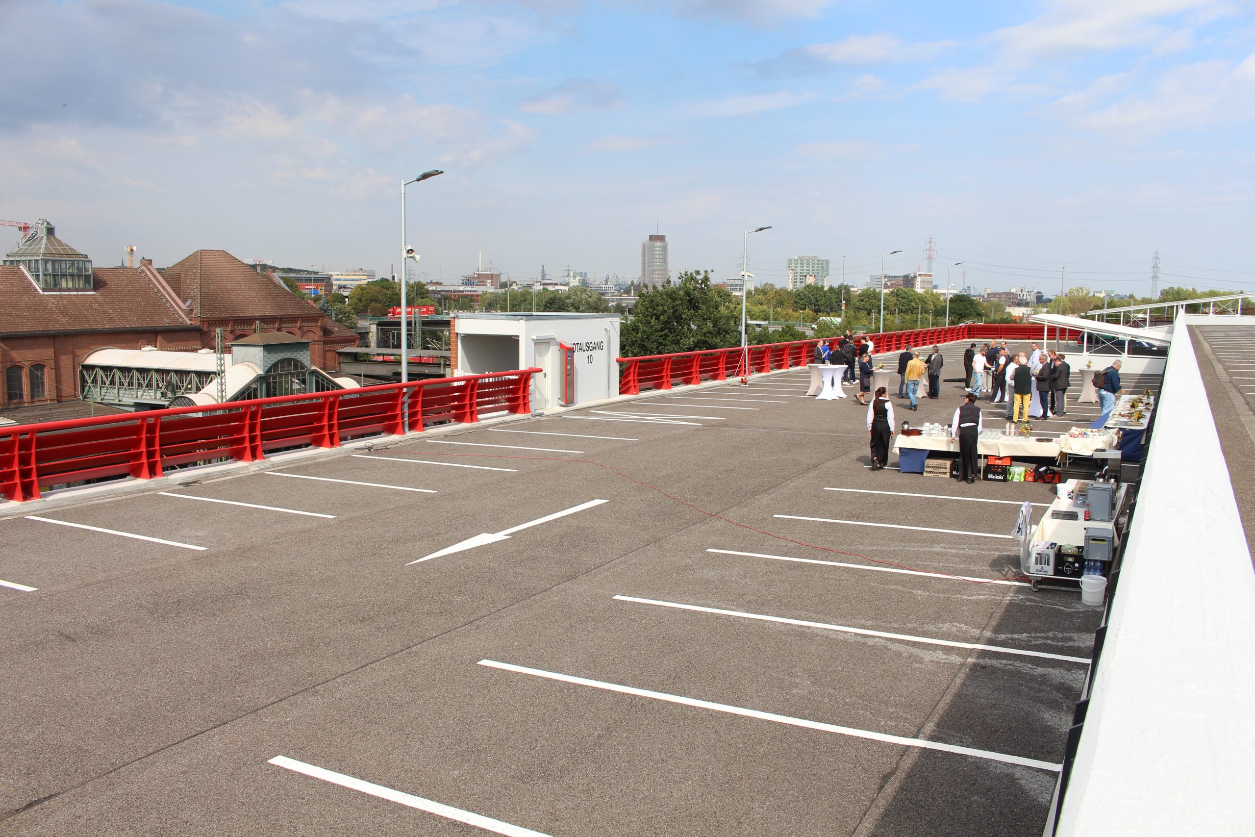 Foto: pm -Das untere der beiden neuen draufgesattelten Parkdecks: Insgesamt sind 200 neue Stellplätze entstanden