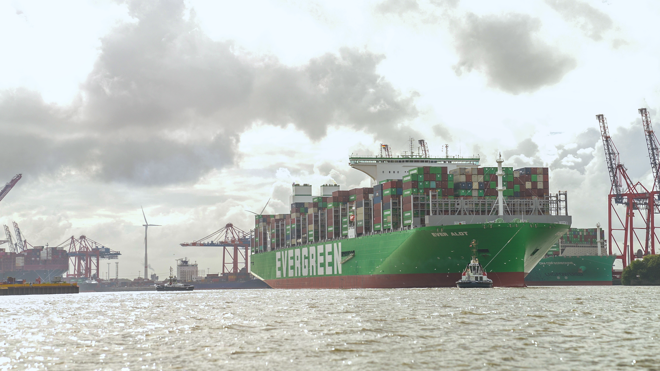 Port of Hamburg -Die „EVER ALOTÒ wird zwischen Nordeuropa und Asien eingesetzt