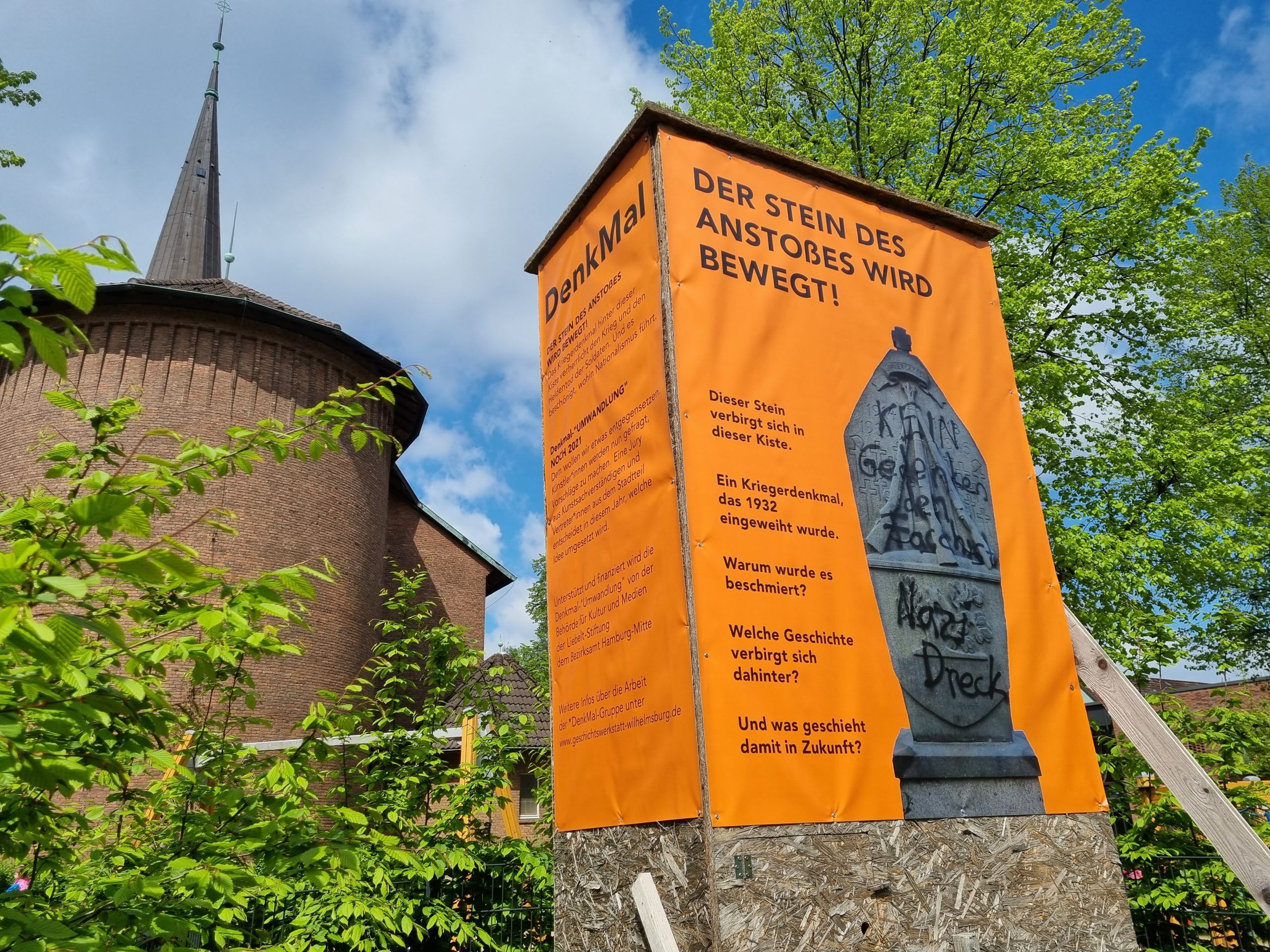 Die Holzkiste die das Kriegerdenkmal an der Reiherstieg-Kirche verhüllt kommt endlich weg. Ein künstlerischer Wettbewerb hat entschieden wie es weitergehen soll Foto: au