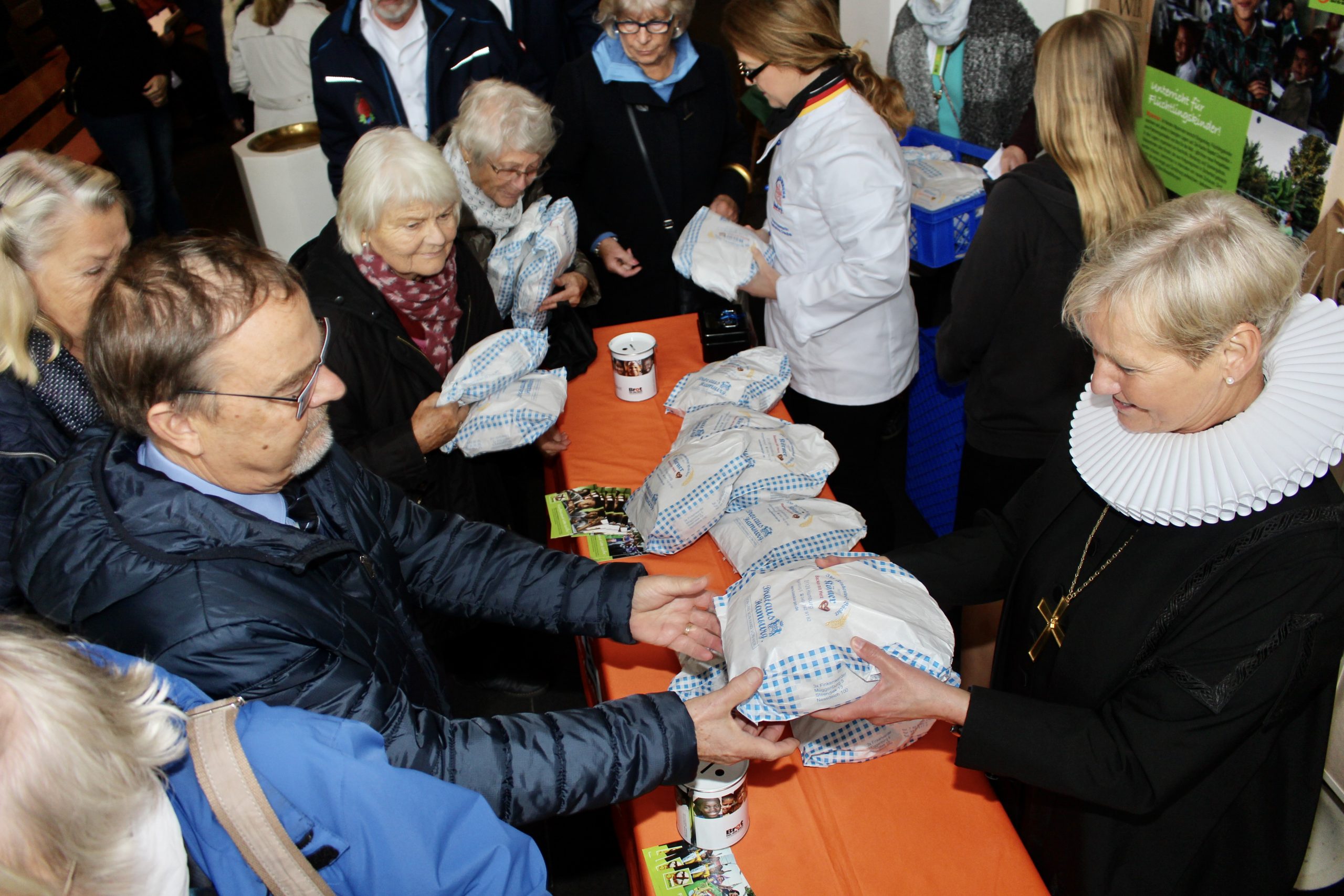 Fotos: pm -Gegen eine Spende gab es das Brot aus den Händen der Bischöfin Kirsten Fehrs persönlich