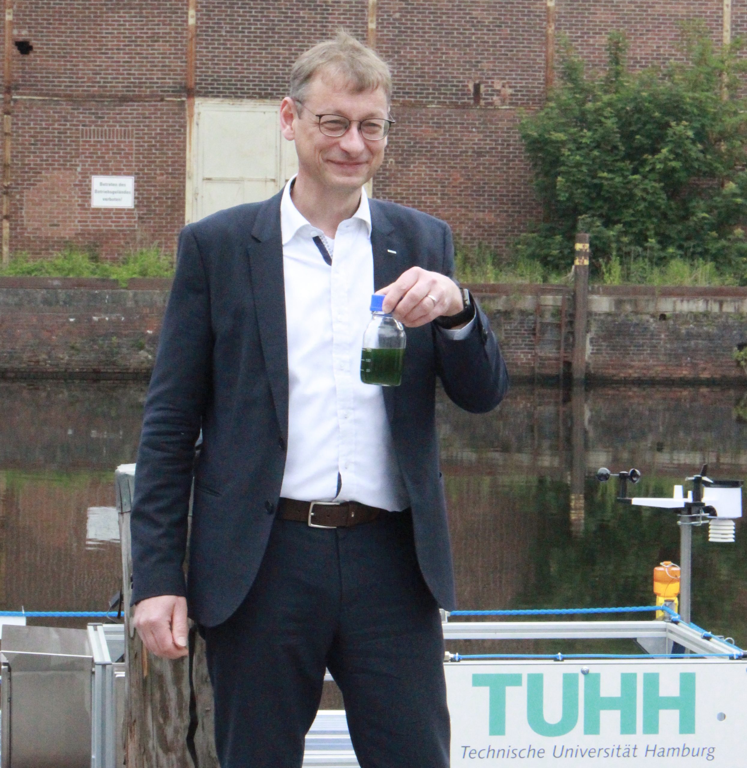Foto: pm -TU-Präsident Andreas Timm-Giel bei der Vorstellung der schwimmenden Pilotanlage im Harburger Binnenhafen der Technischen Universität Hamburg (TUHH) zur Herstellung von Mikroalgen als nachhaltige Ressource