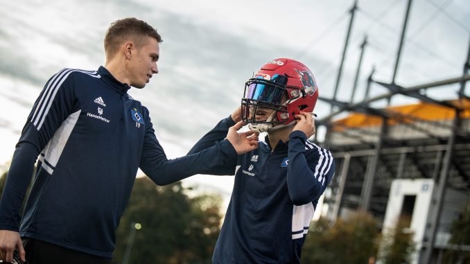 HSV/witters -Matheo Raab und Miro Muheim setzen im Rahmen einer dreiteiligen Football-Challenge (YouTube-Kanal des HSV) einen Helm der Sea Devils auf