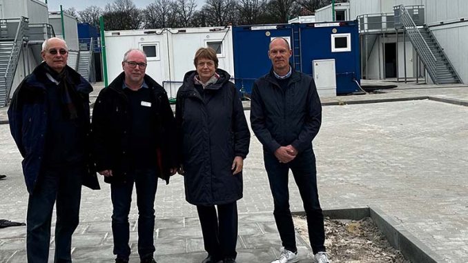 Dr. Andreas B. Kummer (v. l.) Ulrich Bachmeier und Torsten Schult alle vom DRK-Kreisverband Hamburg-Harburg e.V. mit Staatsrätin Petra Lotzkat Foto: DRK Harburg