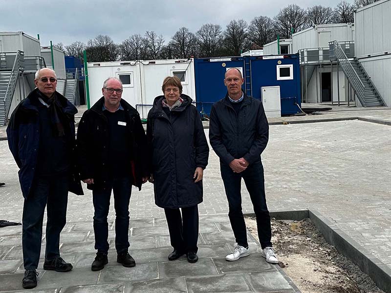 Dr. Andreas B. Kummer (v. l.) Ulrich Bachmeier und Torsten Schult alle vom DRK-Kreisverband Hamburg-Harburg e.V. mit Staatsrätin Petra Lotzkat Foto: DRK Harburg