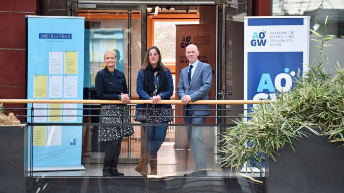 Senat Hamburg -Dr. Stefanie von Berg Dr. Dagmar Starke und Staatsrat Tim Angerer stehen vor der AÖGW-Dependance in Altona