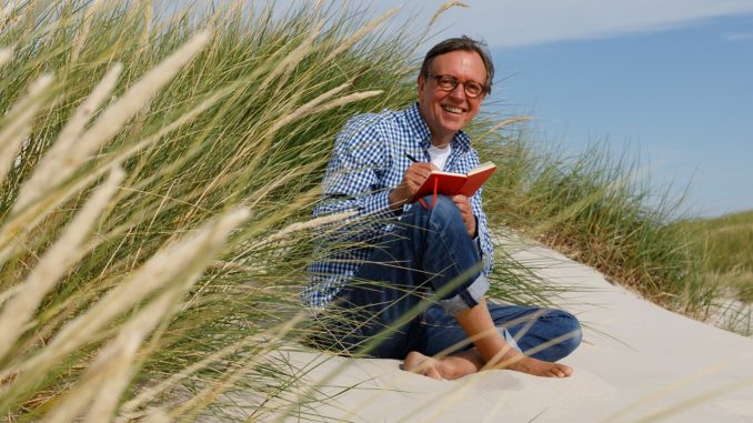 Krischan Koch liest nicht nur er lebt seine Texte indem er jedem seiner Protagonisten eine eigene charakteristische Stimme gibt Foto: Leif Quedens