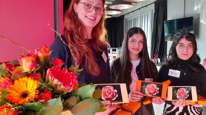 Gewinnerin Nastaran Amiry (l.) mit den beiden anderen Finalistinnen Ida Jamaica Seidel vom Helene Lange Gymnasium (li.) und Mahla Hossein Zadeh von der Stadtteilschule Bramfeld Foto: Zonta Hamburg
