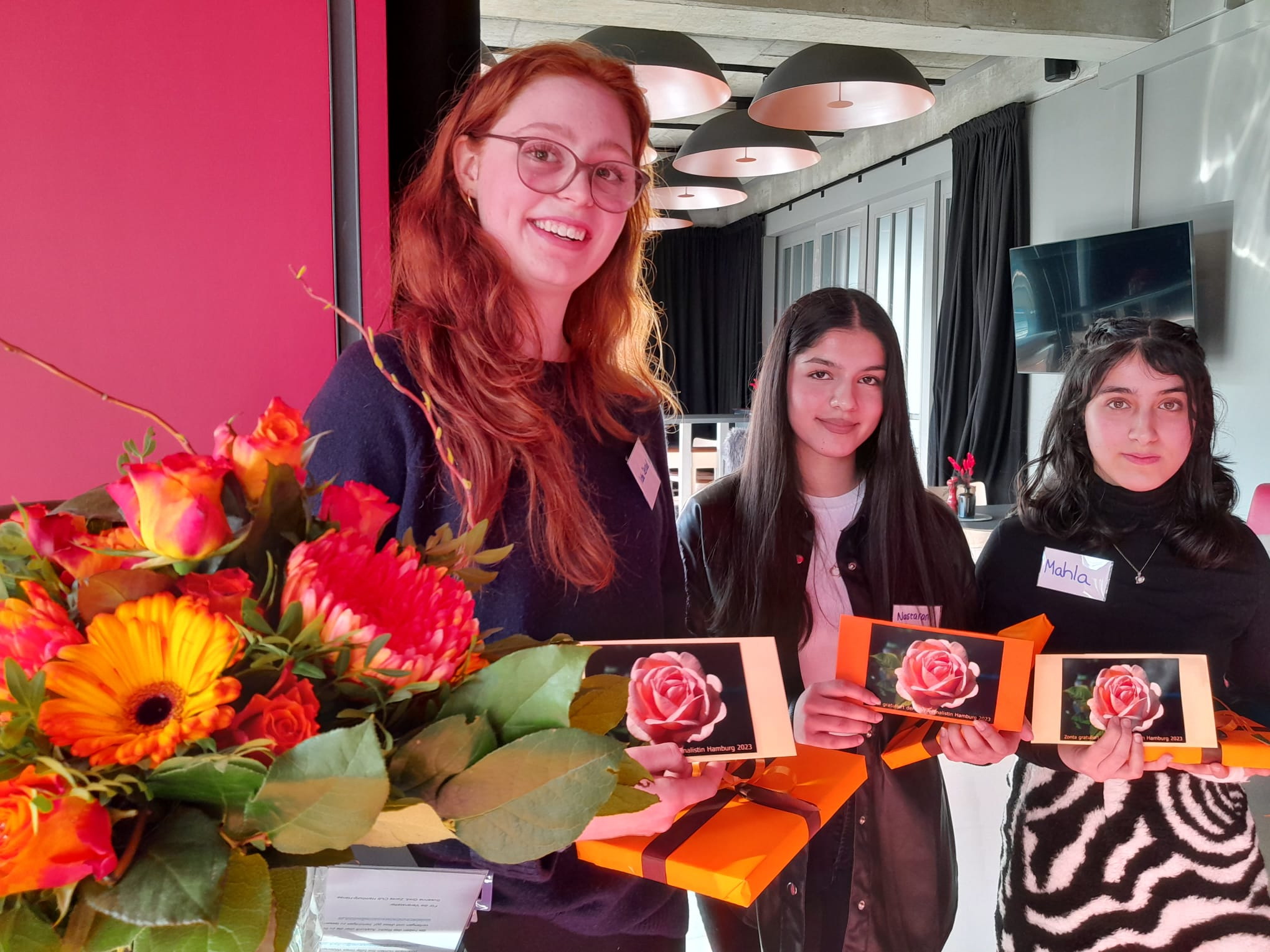 Gewinnerin Nastaran Amiry (l.) mit den beiden anderen Finalistinnen Ida Jamaica Seidel vom Helene Lange Gymnasium (li.) und Mahla Hossein Zadeh von der Stadtteilschule Bramfeld Foto: Zonta Hamburg